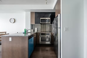 Frigorifero, microonde, forno, piano cottura