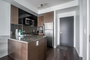 Refrigerador, microondas, horno y parrilla de estufa 