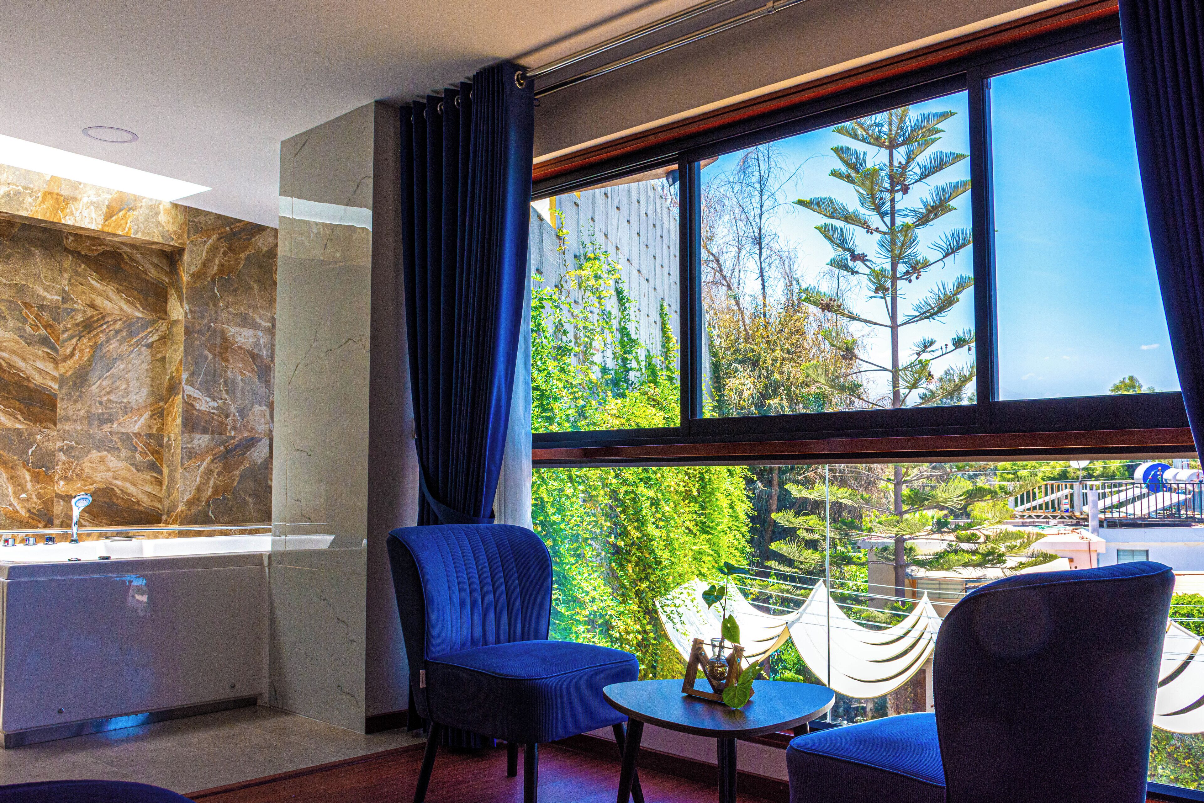 Suite Deluxe, vistas al patio | Caja fuerte, escritorio, espacio para trabajar con un portátil