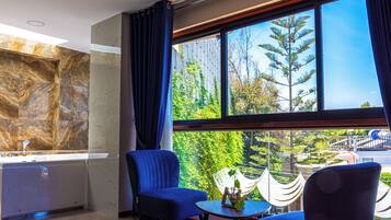 Deluxe-Suite, Blick auf den Innenhof | 1 Schlafzimmer, Zimmersafe, Schreibtisch, laptopgeeigneter Arbeitsplatz