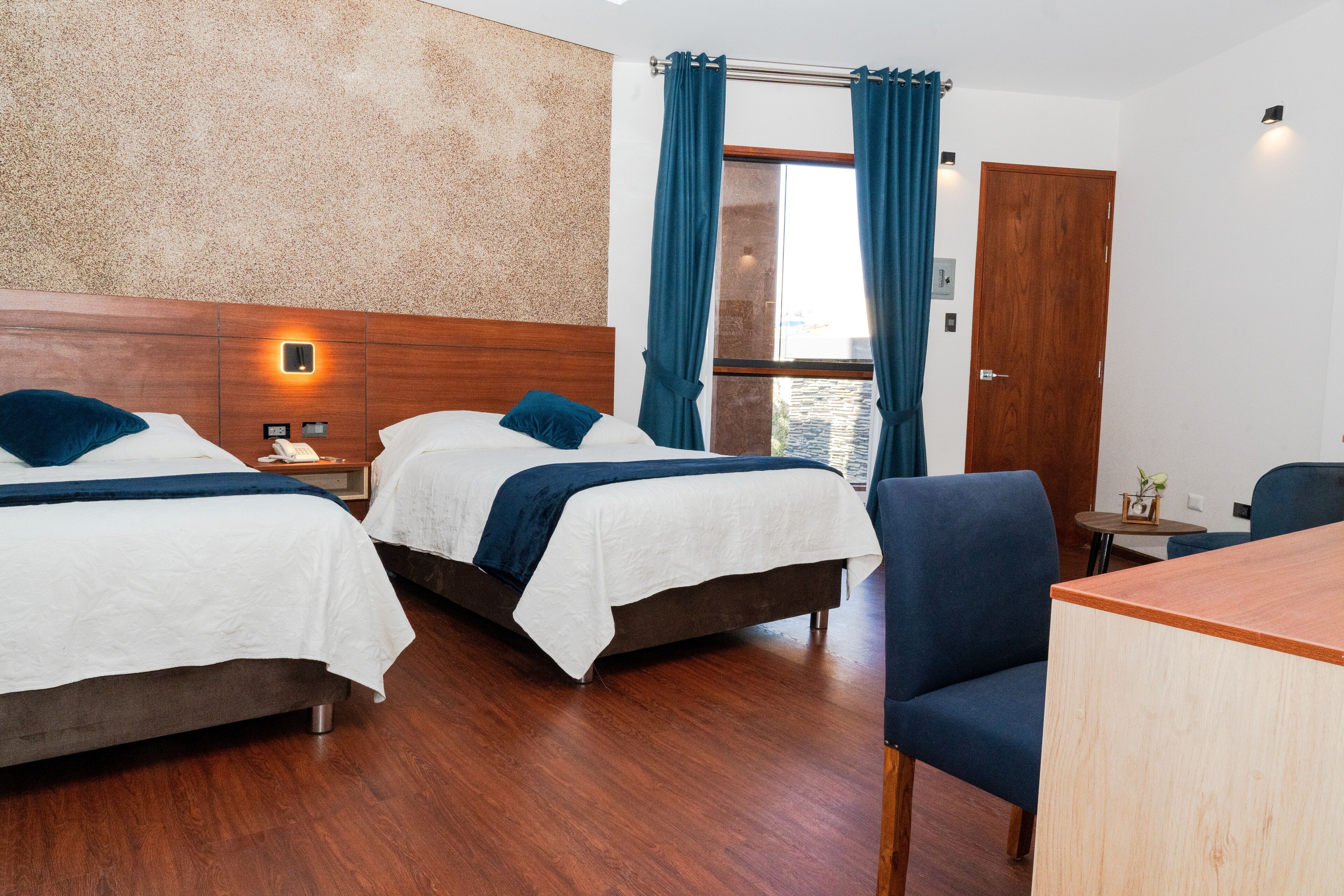 Habitación Deluxe con 2 camas individuales, vistas al patio | Caja fuerte, escritorio, espacio para trabajar con un portátil