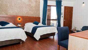 Habitación Deluxe con 2 camas individuales, vistas al patio | Caja fuerte, escritorio, espacio para trabajar con un portátil