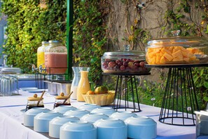 A buffet table with various food items and condiments. - Hotel Terra (Arequipa)