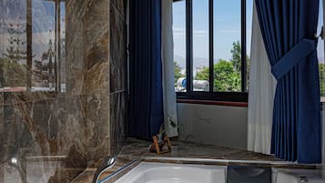 Deluxe Suite, Courtyard View | Bathroom