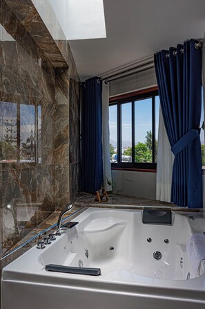 Suite Deluxe, vistas al patio | Baño | Artículos de higiene personal gratuitos, secador de pelo y toallas