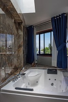 Deluxe Suite, Courtyard View | Bathroom