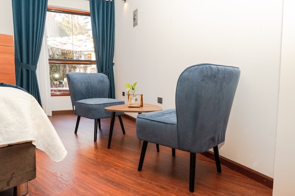 ห้องดีลักซ์ทวิน, วิวสวนหย่อม | 1 ห้องนอน, ตู้นิรภัยในห้องพัก, โต๊ะทำงาน, พื้นที่ทำงานแบบใช้แล็ปท็อป