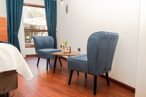 Quarto duplo luxo, vista para o pátio | Frigobar, cofres nos quartos, individualmente decorados, escrivaninha