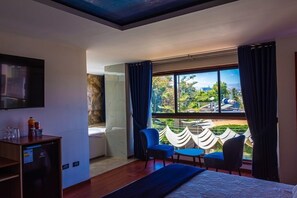 Deluxe Suite, Courtyard View | Minibar, in-room safe, individually decorated, desk - Hotel Terra (Arequipa)
