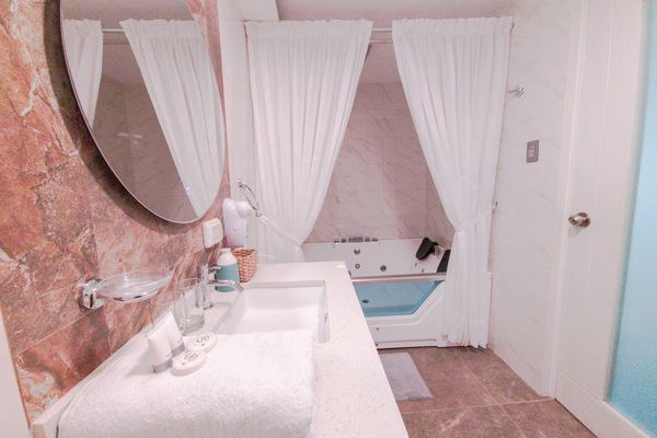 Habitación Confort con 2 camas individuales, vistas al patio | Baño | Artículos de higiene personal gratuitos, secador de pelo y toallas