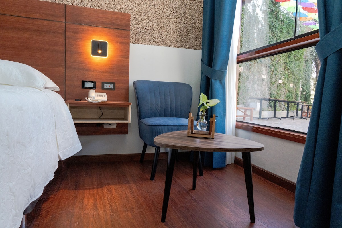 Superior kamer | 1 slaapkamer, een kluis op de kamer, een bureau, een laptopwerkplek