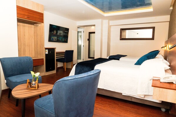 In-room safe, desk, laptop workspace, free WiFi - Hotel Terra (Arequipa)