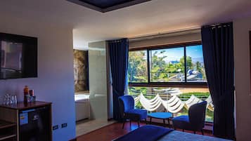 Suíte luxo, vista para o pátio | 1 quarto, cofres nos quartos, escrivaninha