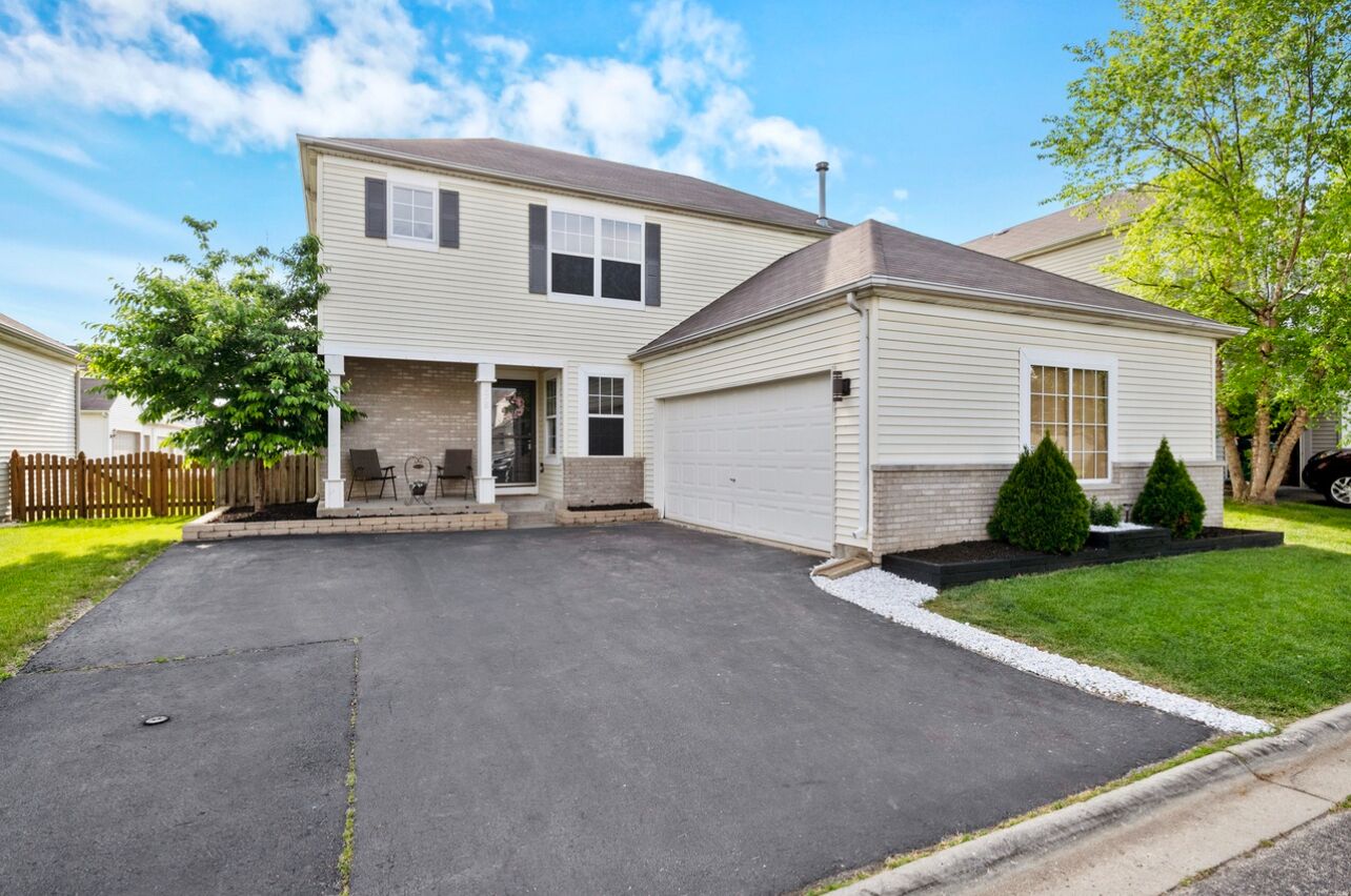 Perfect 3-bedroom home in welcoming Romeoville with WiFi, AC