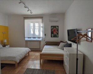 1 bedroom, iron/ironing board, free WiFi, bed sheets - Charming 1-bedroom apartment in enchanting T'bilisi with WiFi, AC (T'bilisi)