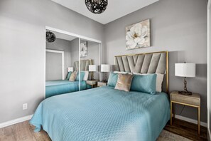 3 habitaciones, tabla de planchar con plancha y cuna de viaje 