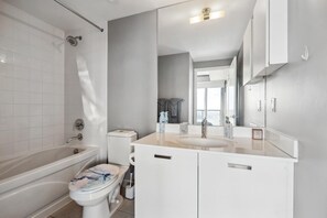 Ducha, secador de pelo, toallas, jabón