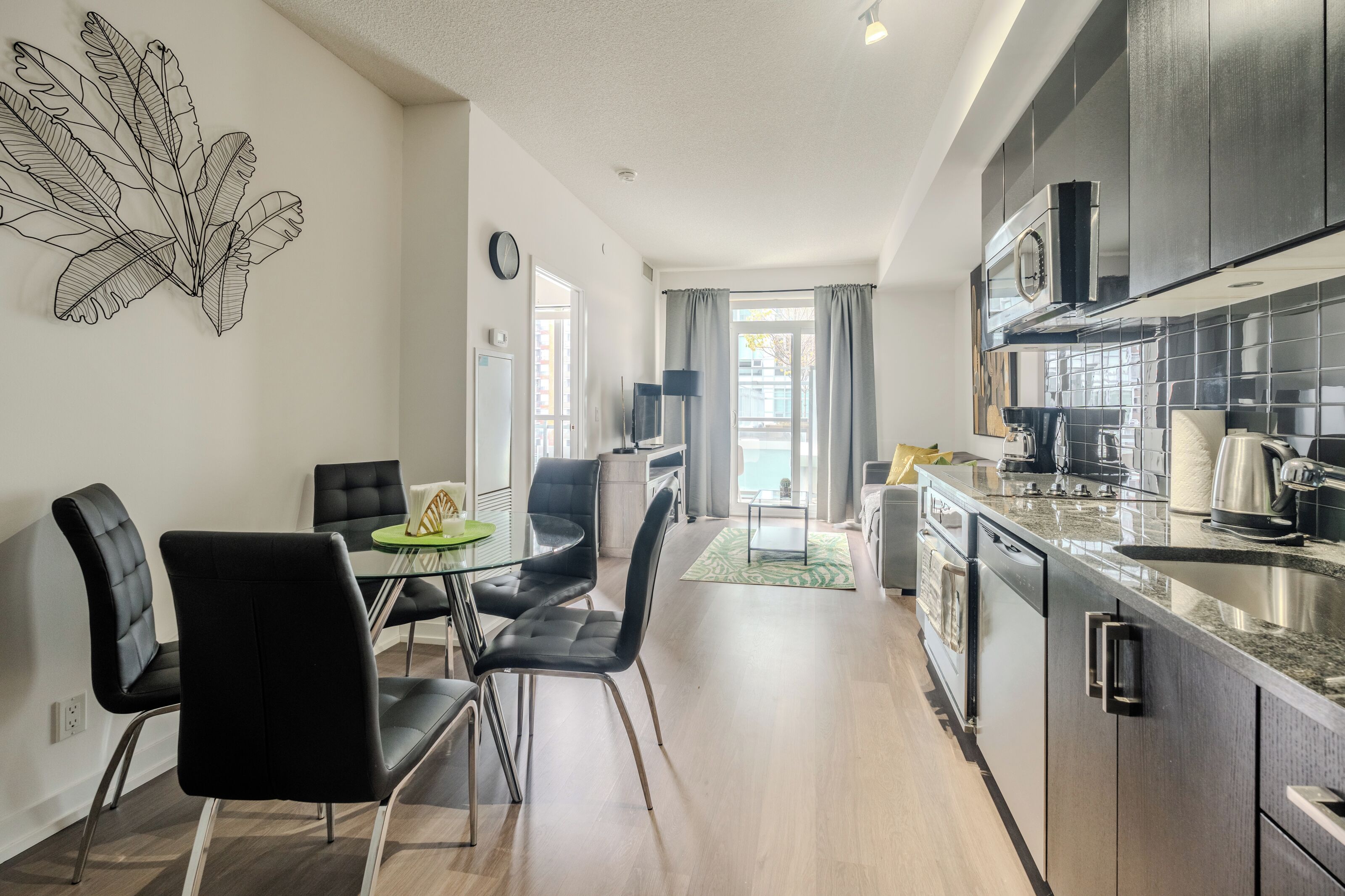 冷蔵庫、電子レンジ、オーブン、コンロ