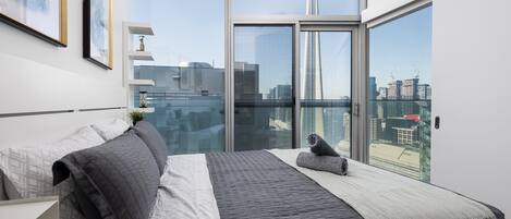 2 عدّة غرف نوم ومكتب ومكواة/لوح كي وسرير سفر