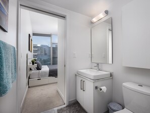 Hair dryer, towels, soap, shampoo - GLOBALSTAY. A Welcoming Modern 2BR Condo with Great City Views (Toronto/Canada)