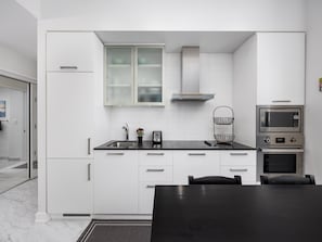 Fridge, microwave, oven, stovetop - GLOBALSTAY. A Welcoming Modern 2BR Condo with Great City Views (Toronto/Canada)