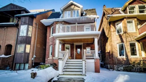 1F Downtown New Clean Bachelor Unit