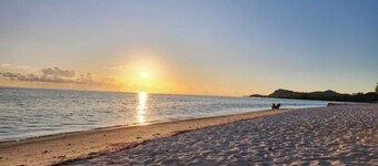 Guest friendly 3 bedroom apartment near beach, Pool+Jacuzzi