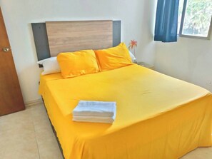 3 makuuhuonetta, tallelokero huoneessa, työpöytä, silitysrauta/-lauta