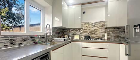 ثلاجة، ميكروويف، فرن، موقد طهي مسطح