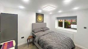4 bedrooms, desk, iron/ironing board, WiFi