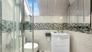 Bidê, toalhas de banho, sabonete, shampoo