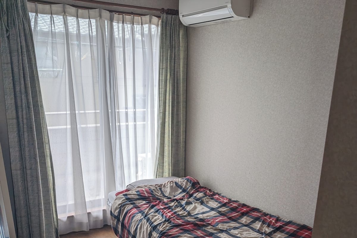 Economy Double Room, Non Smoking, Shared Bathroom | Langsir/tirai gelap terus, seterika/papan seterika