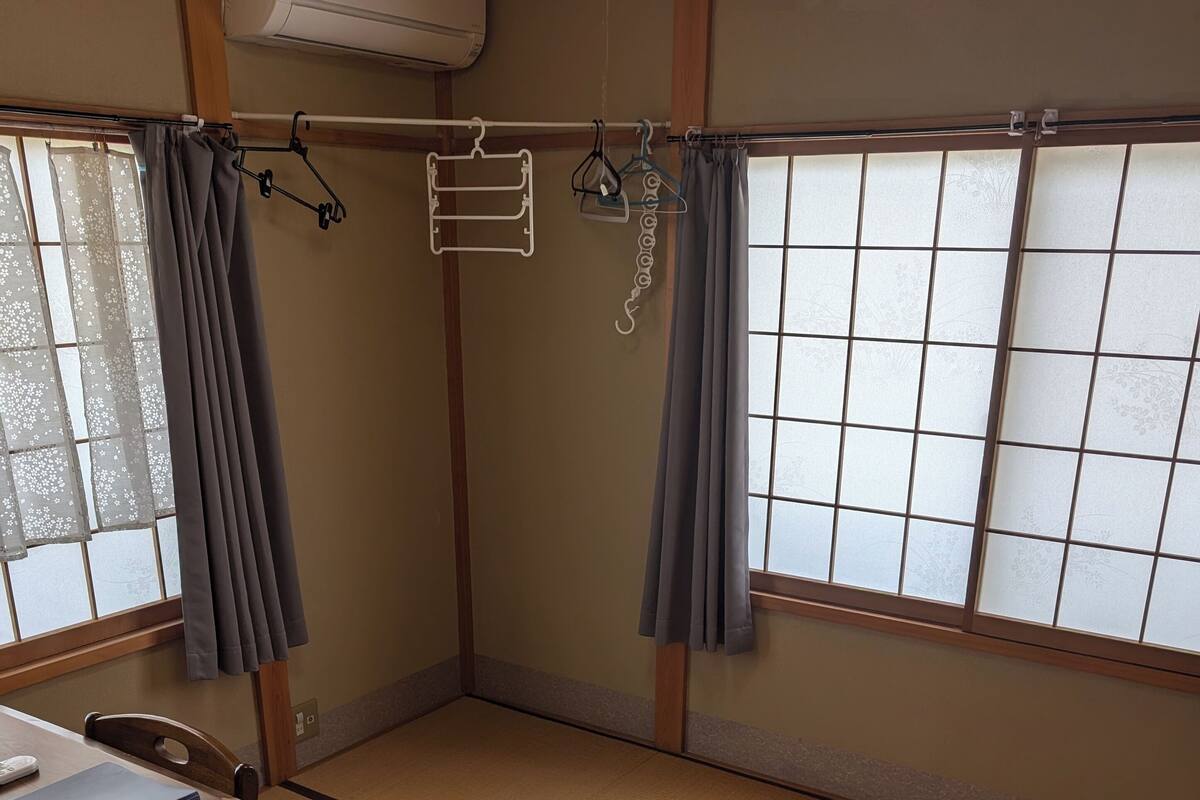 Classic Double Room, Non Smoking, Shared Bathroom | Langsir/tirai gelap terus, seterika/papan seterika