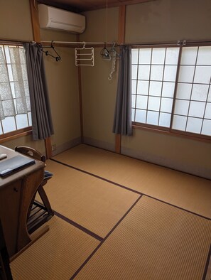 Klassieke tweepersoonskamer, niet-roken, gemeenschappelijke badkamer | Verduisterende gordijnen, een strijkplank/strijkijzer