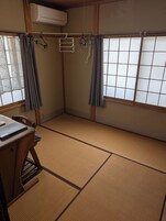 Cortinas blackout y tabla de planchar con plancha