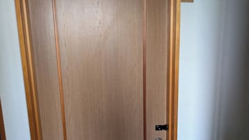 Cortinas blackout y tabla de planchar con plancha