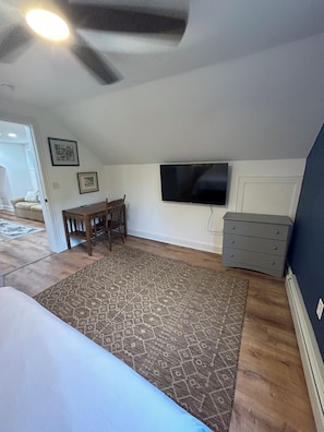 1 bedroom, in-room safe, desk, WiFi - Charming 1-bedroom apartment in lovely South Portland with AC, WiFi (South Portland)