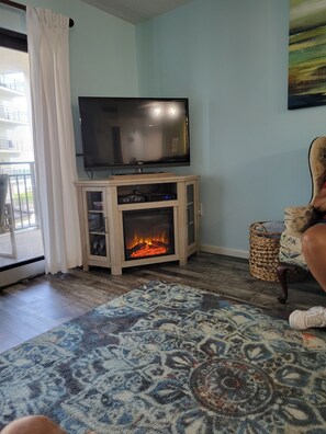 TV - Family Friendly Ocean Front Condo at Indies House in Ormond Beach (Ormond Beach)