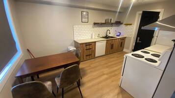 Room, 1 Bedroom, Patio, Garden View | Private kitchen