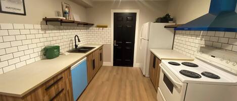 Room, 1 Bedroom, Patio, Garden View | Private kitchen