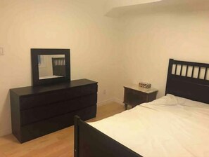 1 bedroom, iron/ironing board, WiFi, bed sheets - 2R New Modern Downtown 1 Bedrm Apt Prime Location (Toronto)