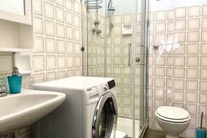 Shower, bidet, towels - P033 - Porto Recanati, delightful four-room apartment facing the sea (Porto Recanati)
