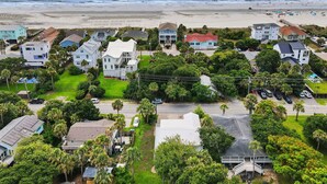 Una zona residenziale sul lungomare, con case, una spiaggia e una vista limpida sull'oceano.