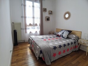 1 slaapkamer, een strijkplank/strijkijzer, wifi, beddengoed