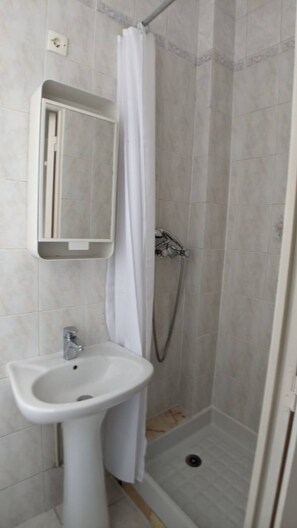 Een douche, een haardroger, handdoeken, zeep