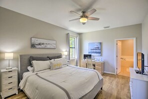 4 bedrooms, iron/ironing board, travel cot, free WiFi - Family Retreat: Four Bedroom in Cape Coral with Heated Pool and Modern Amenities (Cape Coral)