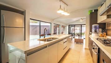Maison Deluxe, non-fumeurs, piscine privée | Cuisine privée | Grand réfrigérateur, micro-ondes, four, plaque de cuisson