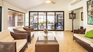 Unclassified image, 5 of 68, button - Spacious House Pool & Jacuzzi (Xochitepec)