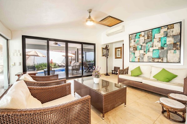 Deluxe-Haus, Nichtraucher, eigener Pool | Wohnzimmer | Fernseher