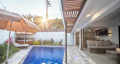 Spacious House Pool & Jacuzzi